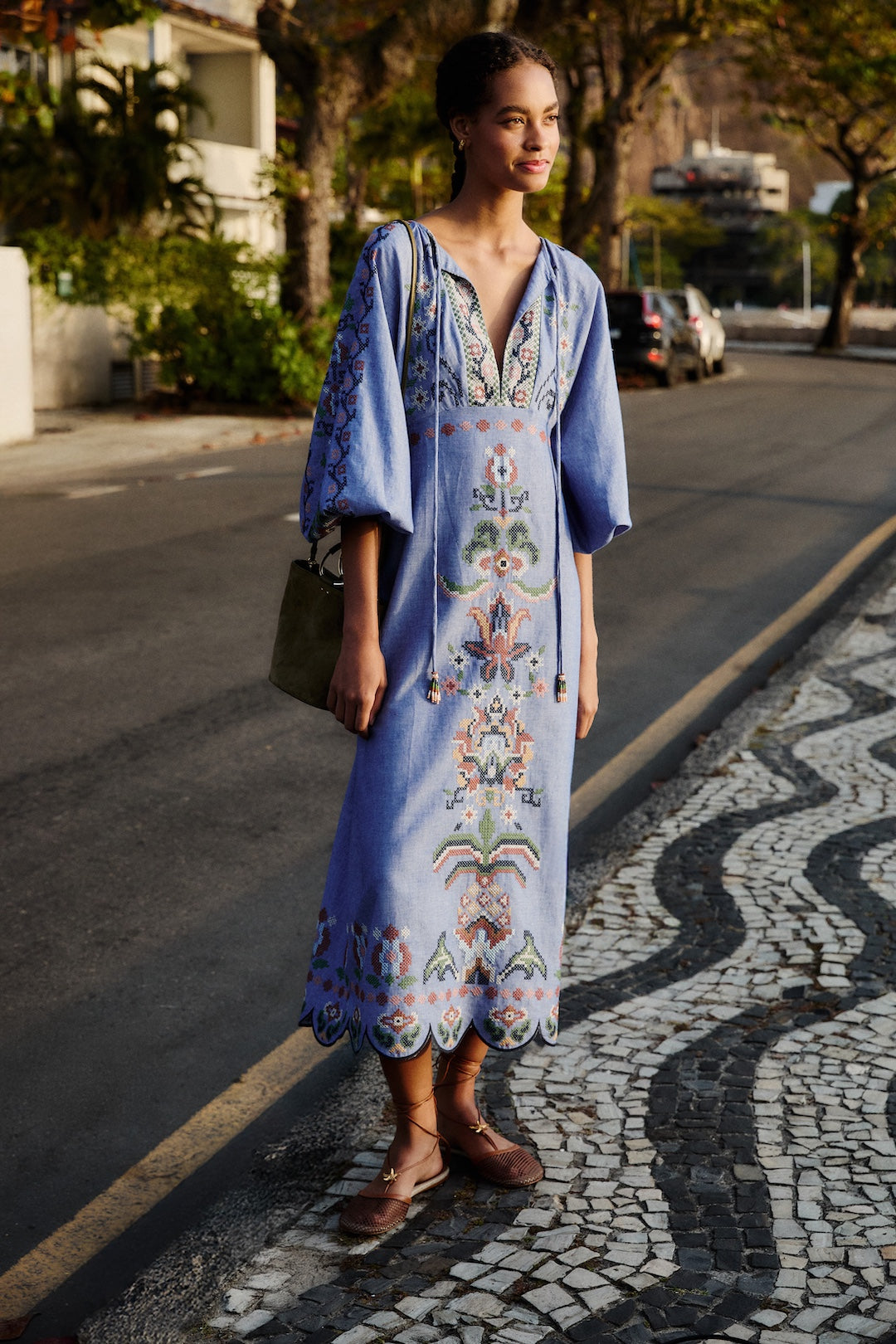 GARDEN TAPESTRY BLUE EMBROIDERY LONG SLEEVE MIDI D
