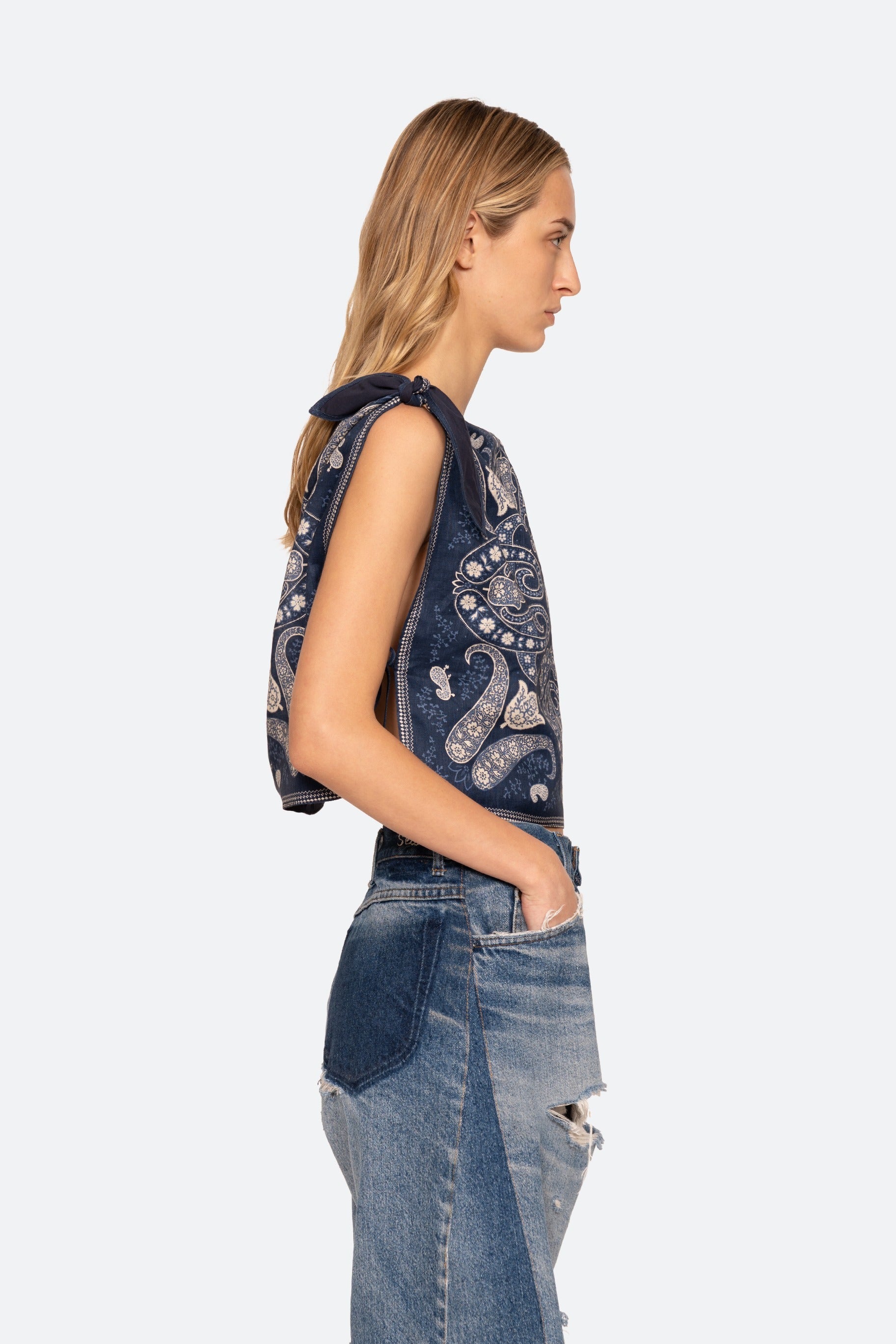 EMELINA PRINT SLVLESS TOP (D1)