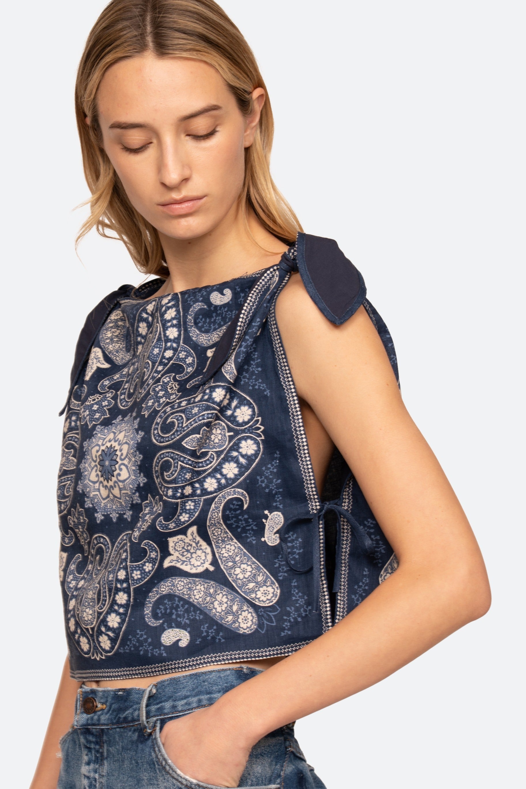 EMELINA PRINT SLVLESS TOP (D1)