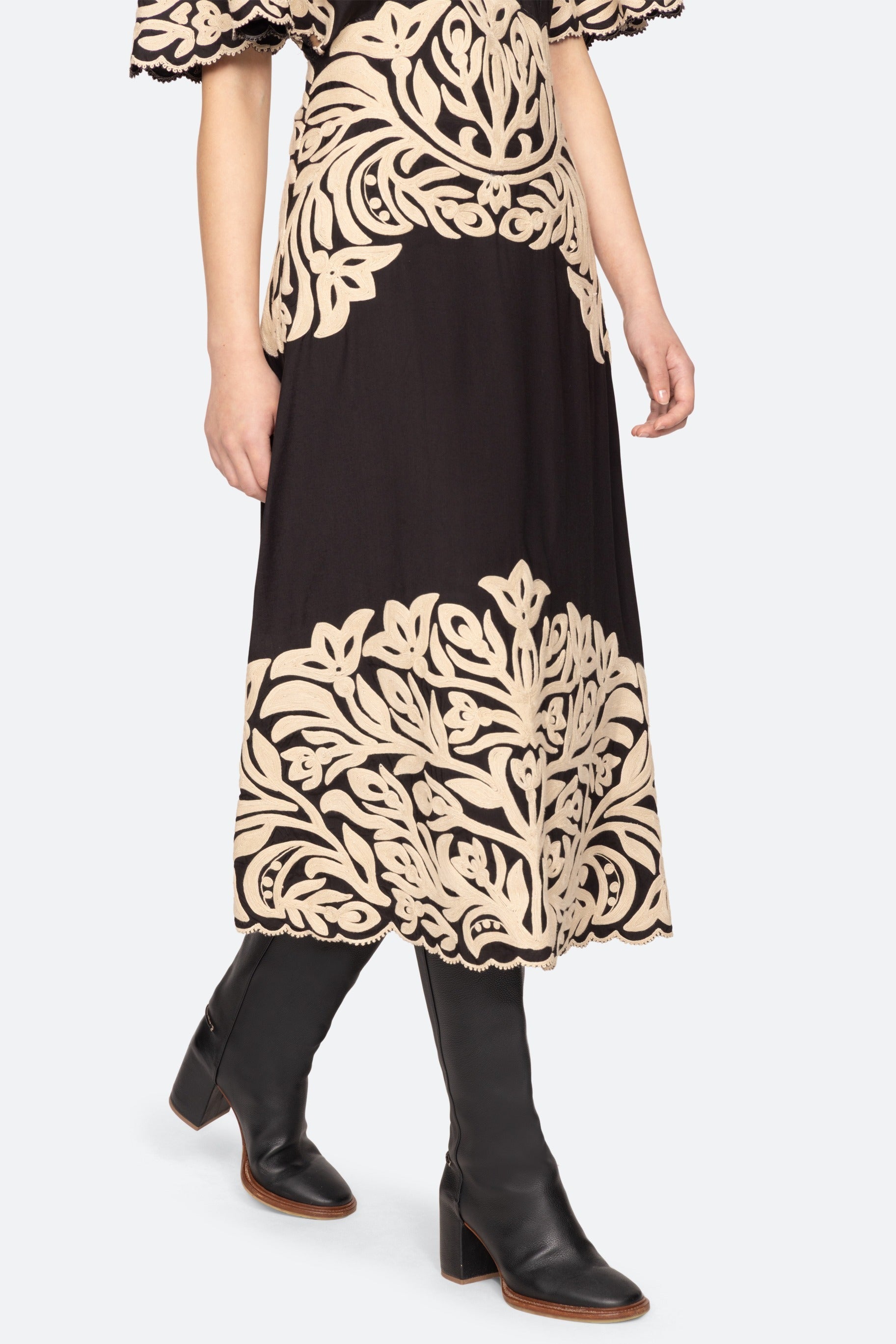 ALEXANDRA EMBROIDERY S/SLV MIDI DRESS (D1)